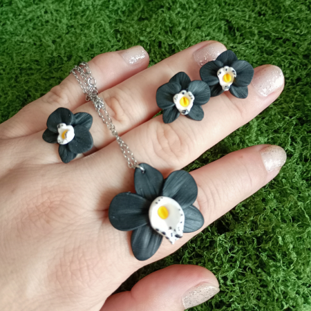 Pandantiv Orhidee Neagră Handmade cu Lănțișor din Inox – Floare Elegantă Modelată Manual [3]