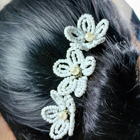 Set 6 ace de par cu flori albe din margele de sticla si perle [1]