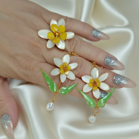 Seturi - Set cercei si inel flori albe