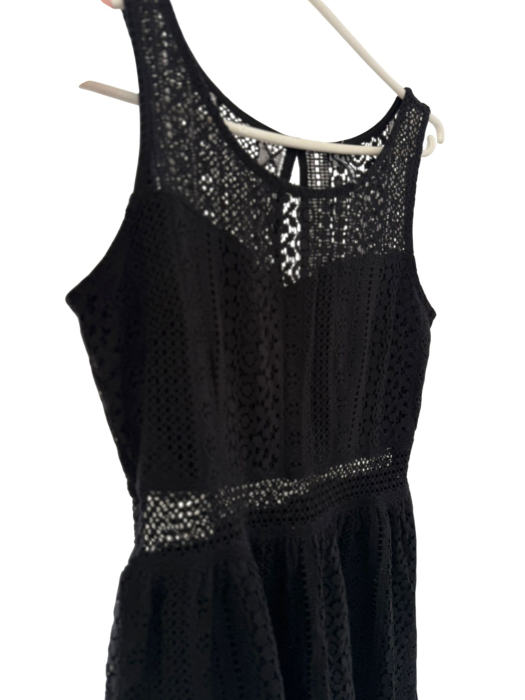 Rochie neagră din dantelă cu design floral [3]