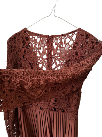 Rochie elegantă din dantelă cu fustă plisată [1]