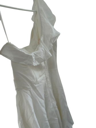 Rochie albă asimetrică cu volan pe un umăr [4]