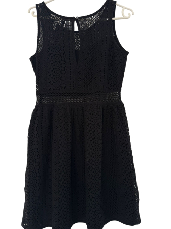 Rochie neagră din dantelă cu design floral [1]