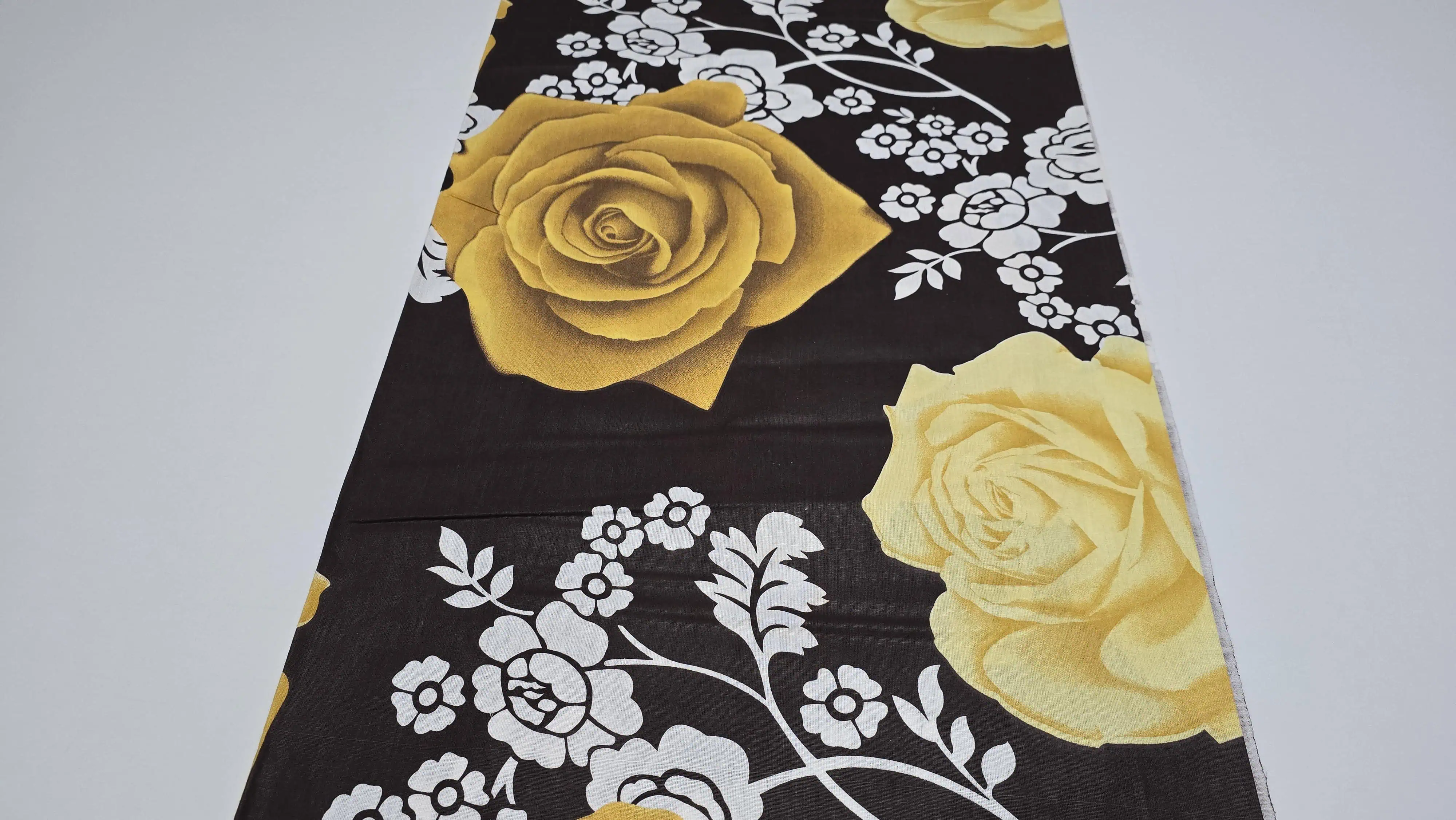 Material bumbac standard lichidare stoc, 7.5m, imprimeu trandafiri galbeni [1]