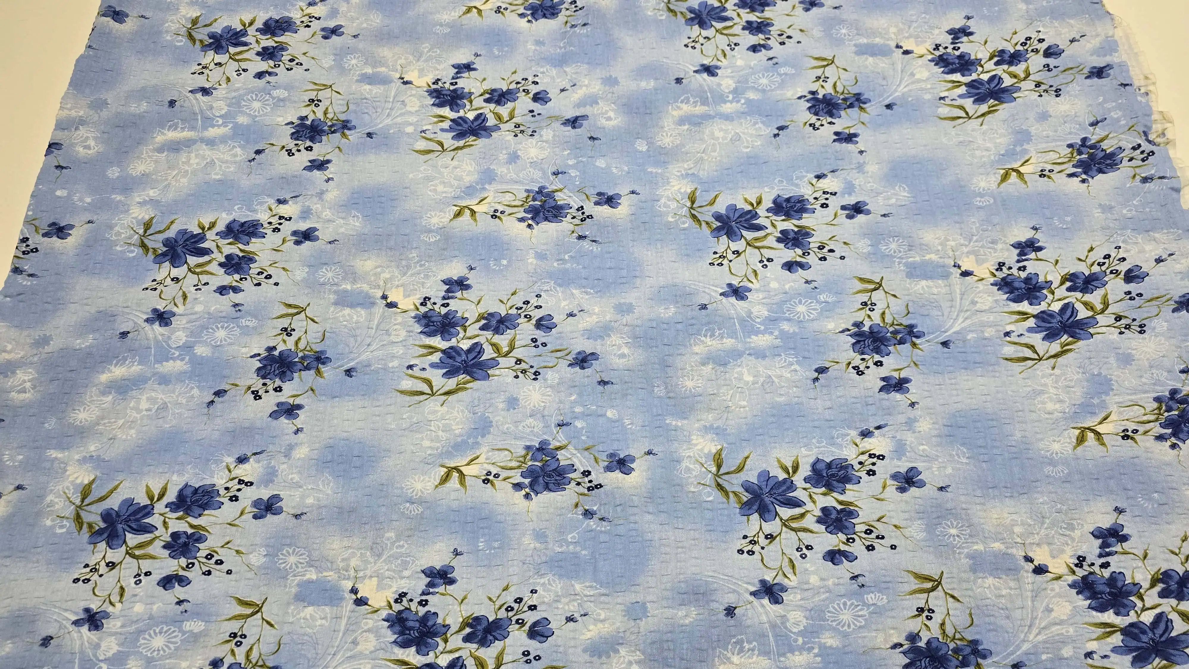 Oferte&Lichidari - Material bumbac creponat lichidare stoc, 4.5m, flori albastre