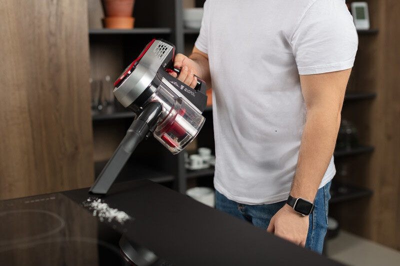 Aspirator vertical 2 in 1 fara fir ETA Elastic 2231, Li-ion 21.6 V, 0.45 l, tub flexibil, negru cu rosu [2]