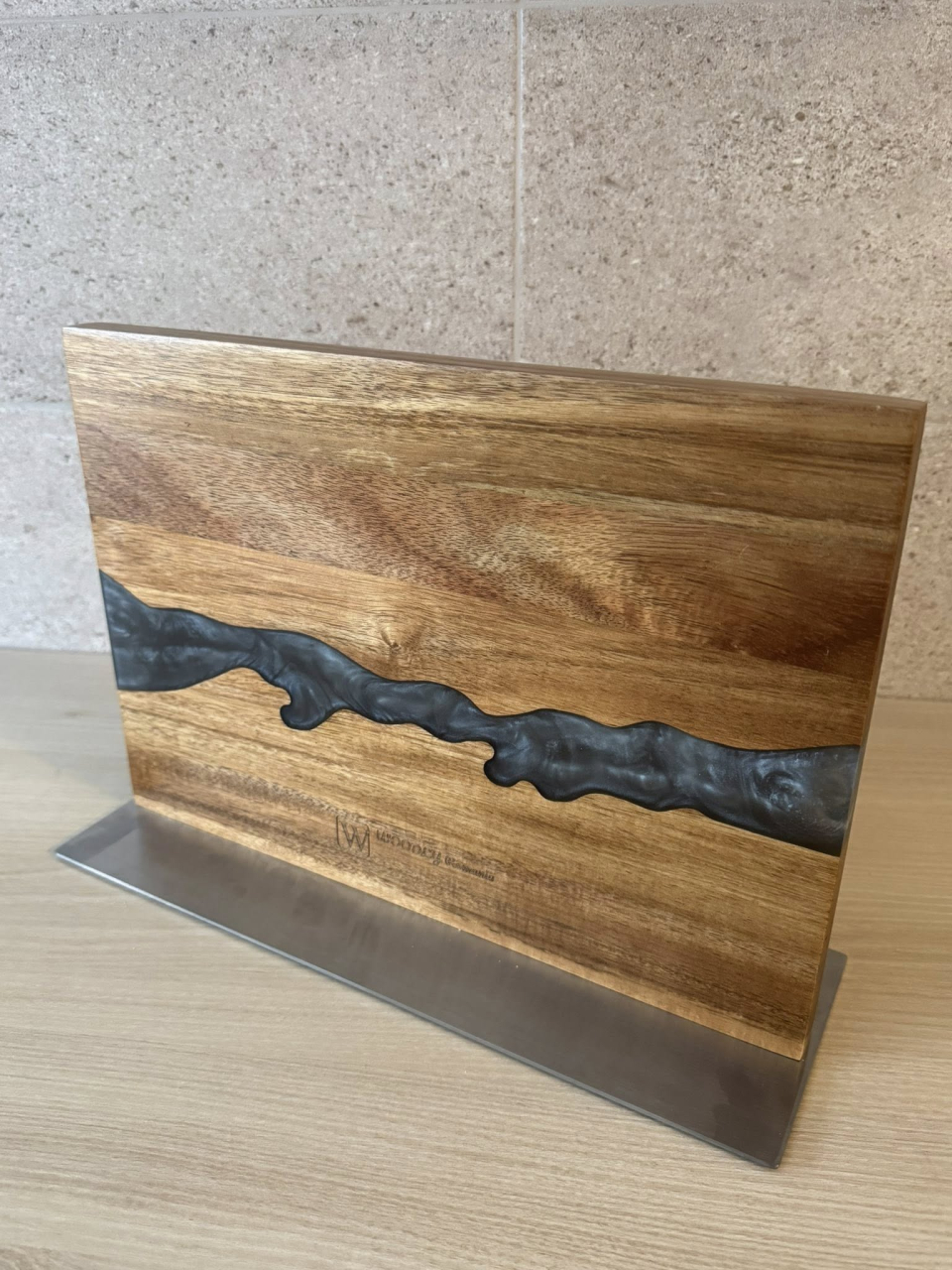 Suport magnetic pentru cuțite din lemn de acacia și rășină epoxidică [3]