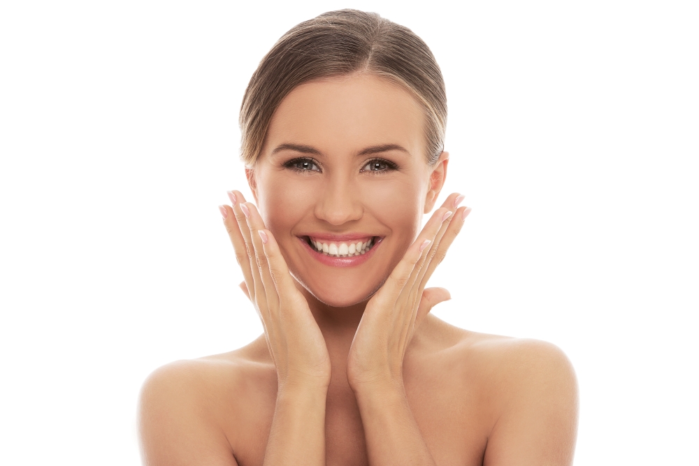 Beneficiile ingredientelor miraculoase pentru un ten sănătos: Vitamina C lipozomală, Retinol, Niacinamidă și Acid Hialuronic