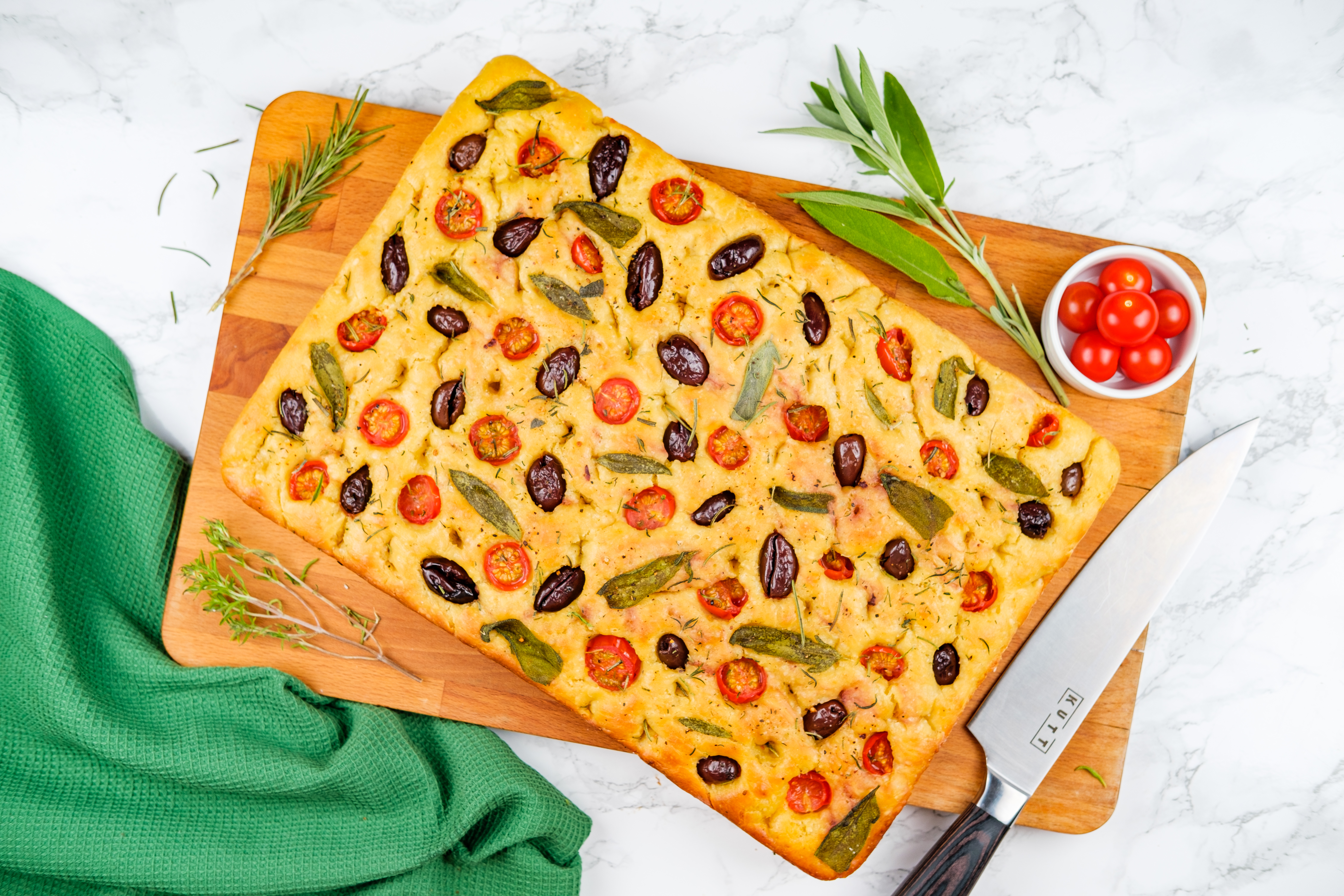 FOCACCIA PUGLIESE CU MĂSLINE, ROȘII ȘI SALVIE