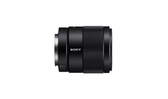 Sony FE 35 MM F1.8. Componentă pentru: MILC, Structura lentilelor: 11/9, Cea mai apropiata distanţă de focalizare: 0,22 m. Compatibilitate mărci aparate foto: Sony, Mărire maximă: 0,24x, Tip capac len [3]