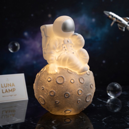 Iluminat Interior & Accesorii LED - Lampa de Veghe Astronaut cu Baterii – 11x11x17cm