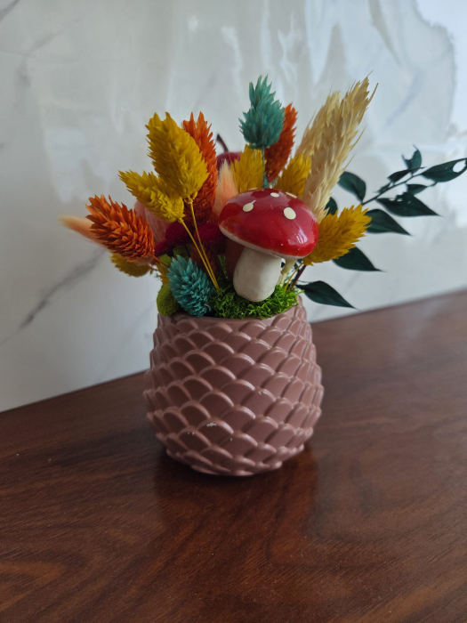 Decoratiune cu flori uscate in recipient con bej [3]