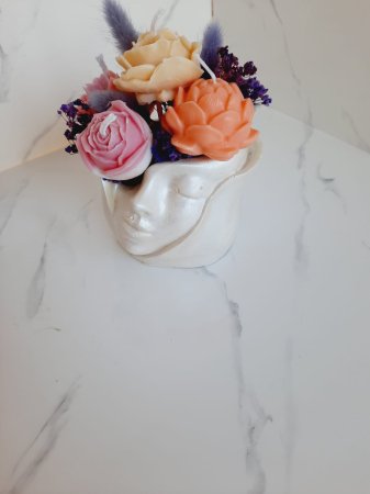 Produse - Minivaza figura umana cu flori din ceara