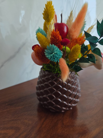 Decoratiune cu flori uscate in recipient con maro [1]