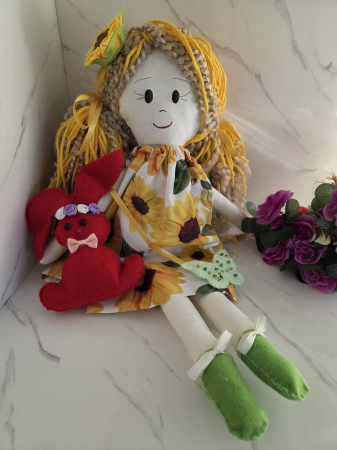 Decoratiuni pentru copii - Papusa Daria -Floarea soarelui din Colectia Prietenele din gradina
