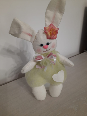 Decoratiuni pentru copii - Iepuras cu rochita vernil