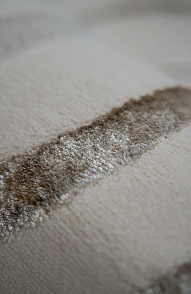 Covor modern Kingston Golden Wave crem cu model abstract auriu în living modern [4]