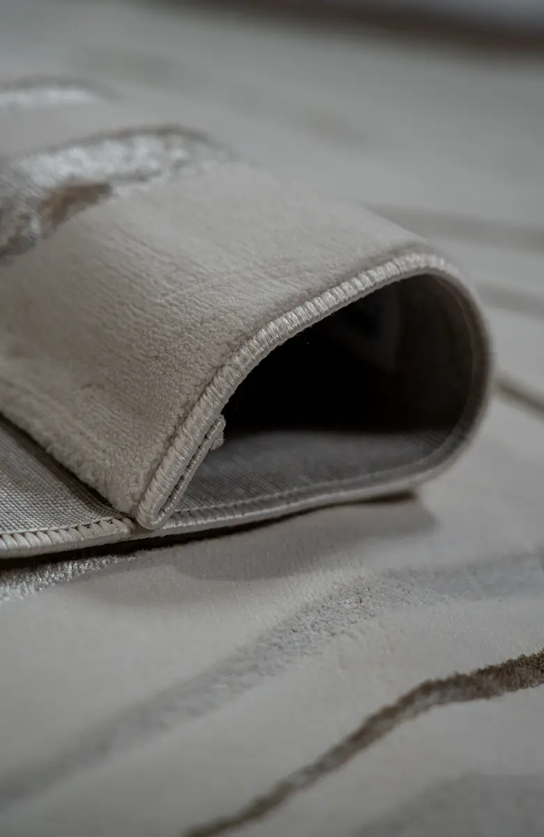 Covor modern Kingston Golden Wave crem cu model abstract auriu în living modern [3]