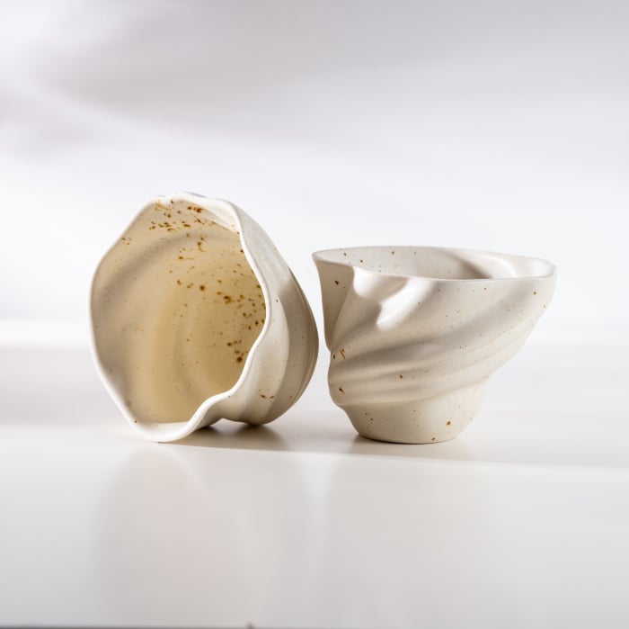 Ceasca cafea alba bej mata cu picatele maronii design valuri [3]