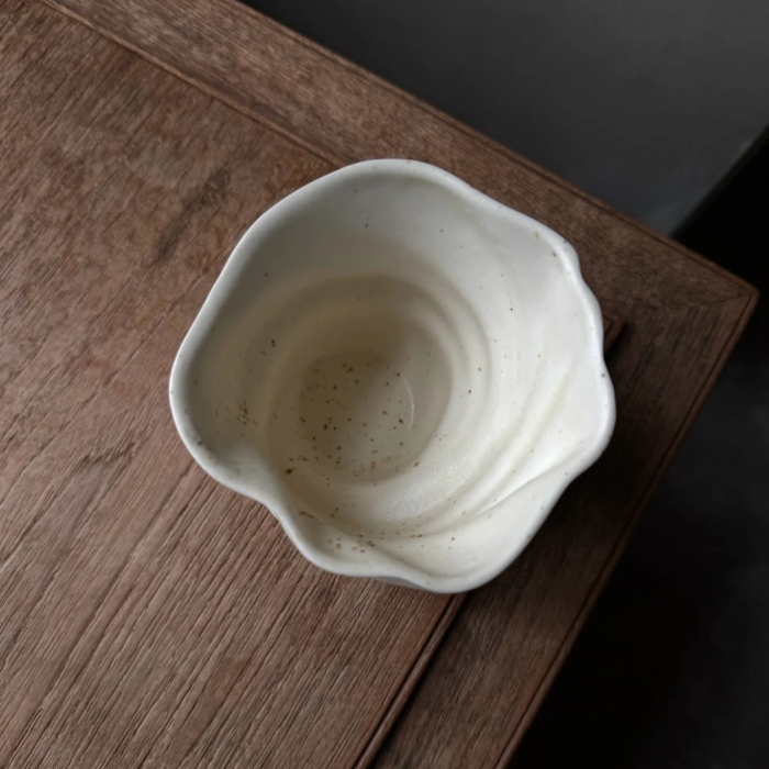 Ceasca cafea alba bej mata cu picatele maronii design valuri [2]