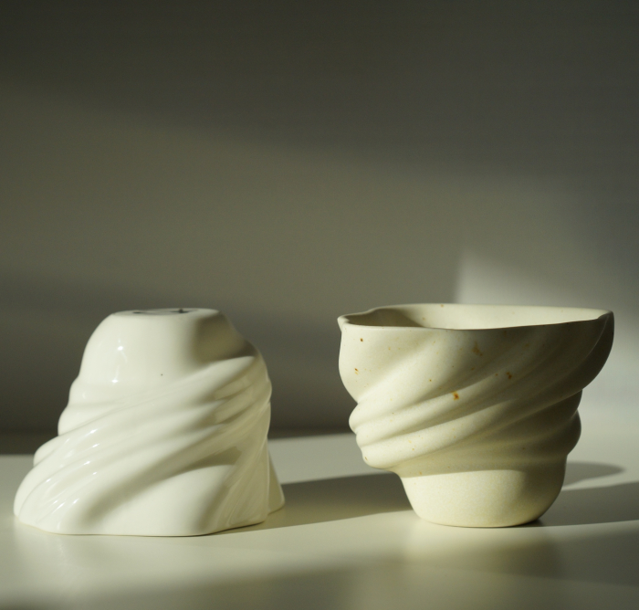 Ceasca cafea alba bej mata cu picatele maronii design valuri [3]