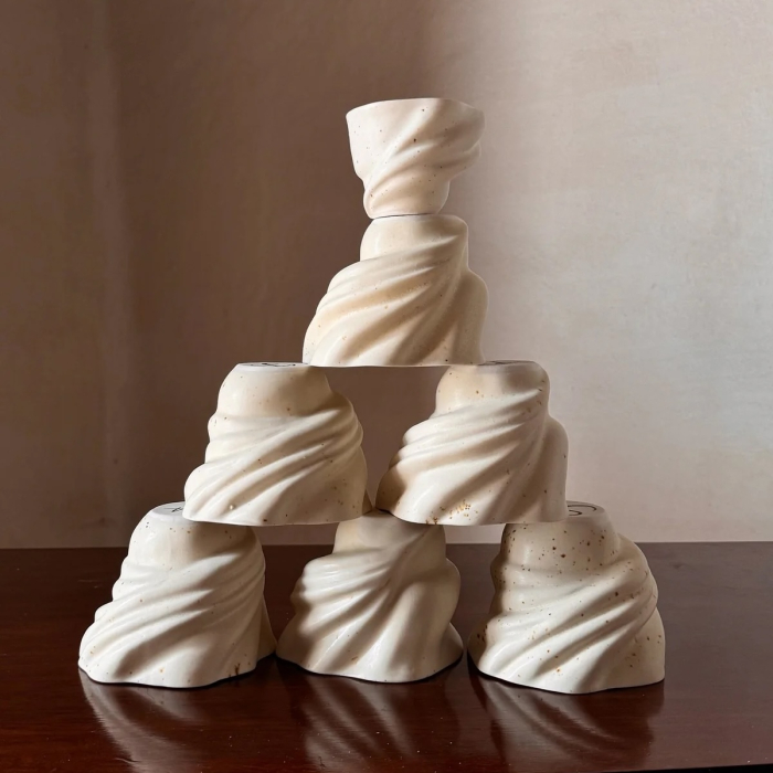 Ceasca cafea alba bej mata cu picatele maronii design valuri [5]