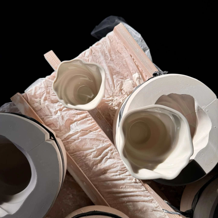 Cesti cafea lucrate manual din portelan alb design valuri [6]