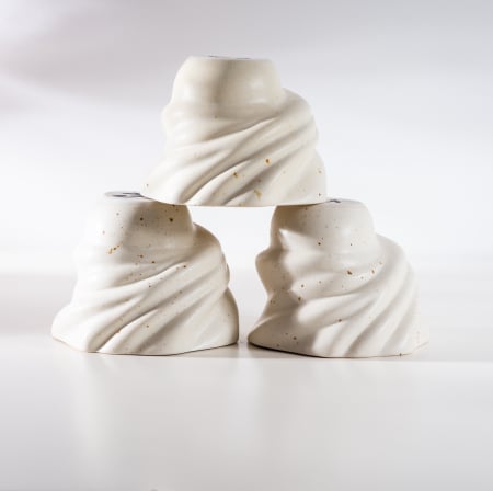 Ceasca cafea alba bej mata cu picatele maronii design valuri [1]