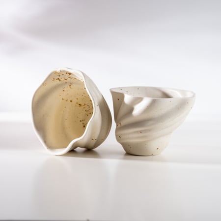 Ceasca cafea alba bej mata cu picatele maronii design valuri [2]