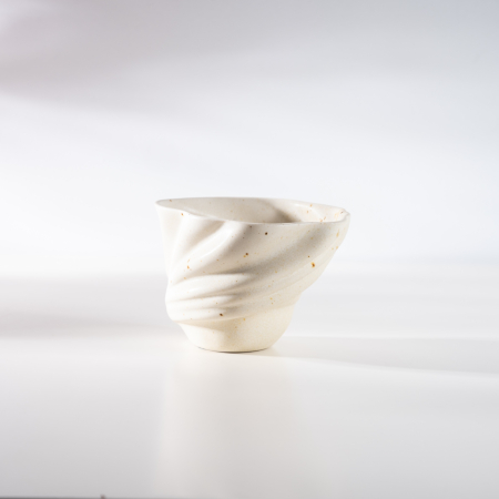 Cesti pentru cafea si ceai - Ceasca cafea alba bej mata cu picatele maronii design valuri