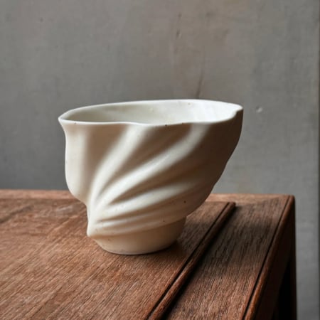 Cesti pentru cafea si ceai - Ceasca cafea alba bej mata cu picatele maronii design valuri