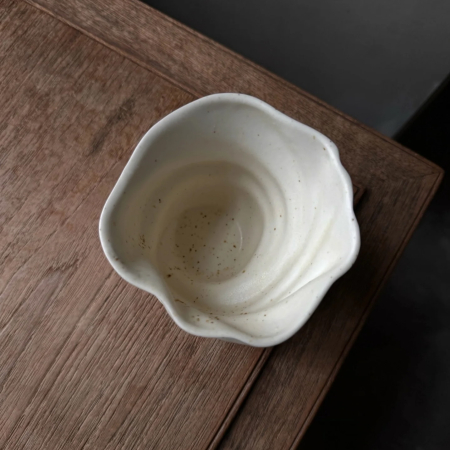 Ceasca cafea alba bej mata cu picatele maronii design valuri [1]