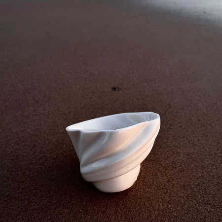 Cesti cafea lucrate manual din portelan alb design valuri [3]