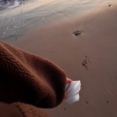 Cesti cafea lucrate manual din portelan alb design valuri [2]