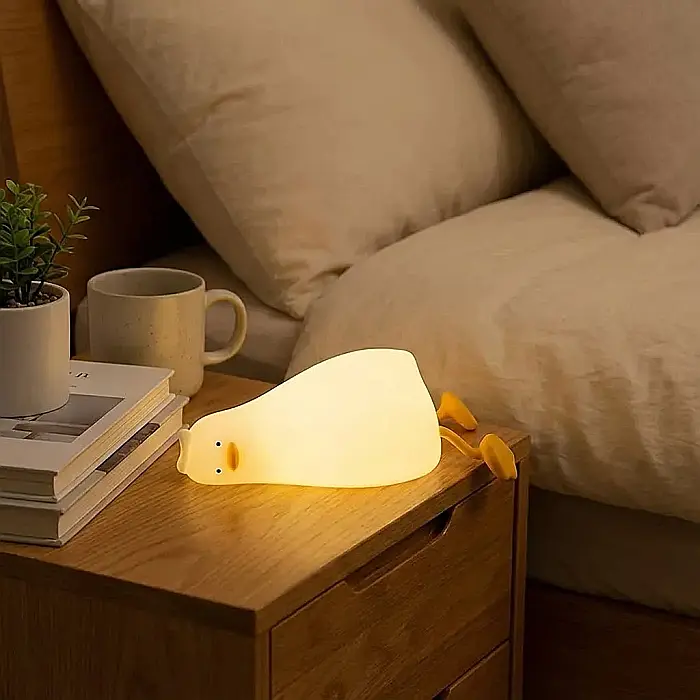 Lampă de Noapte pentru Copii Sleepy Duck – Silicon Moale, LED Lumină Caldă și RGB, 3 Niveluri de Luminozitate, Baterie Reîncărcabilă și Design Ergonomic: Companionul Perfect pentru un Somn Liniștit și [2]