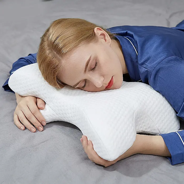 Pernă Ergonomică Arcuită din Spumă cu Memorie – Hipoalergenică, Antibacteriană, Susținere Coloană Cervicală, Relaxare și Odihnă, Dimensiuni 48x29x9 cm, Alb [2]