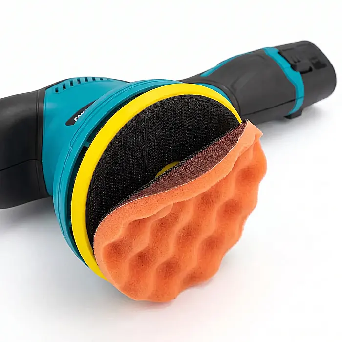 Aparat Polish Auto Fără Fir – 2 Acumulatori 12V 2000 mAh, Viteză Variabilă 2500-5000 rpm, Nivel Zgomot Redus 67 dB, Set Complet cu Accesorii, Dimensiuni Compacte 27.5 x 11.5 cm [4]