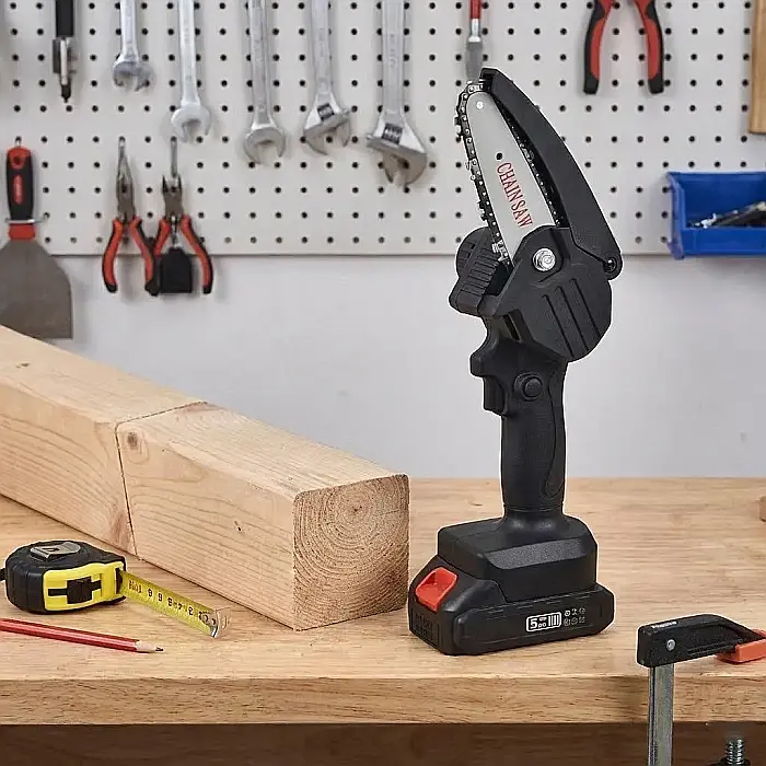 Mini Ferăstrău Electric Portabil 24V cu Lanț Diamond – Tăiere Rapidă Crengi și Lemne de Foc, Ultra-Ușor 950g, Baterie Li-Ion inclusă și Design Ergonomic: Eficiență, Putere și Libertate în Grădinărit [4]
