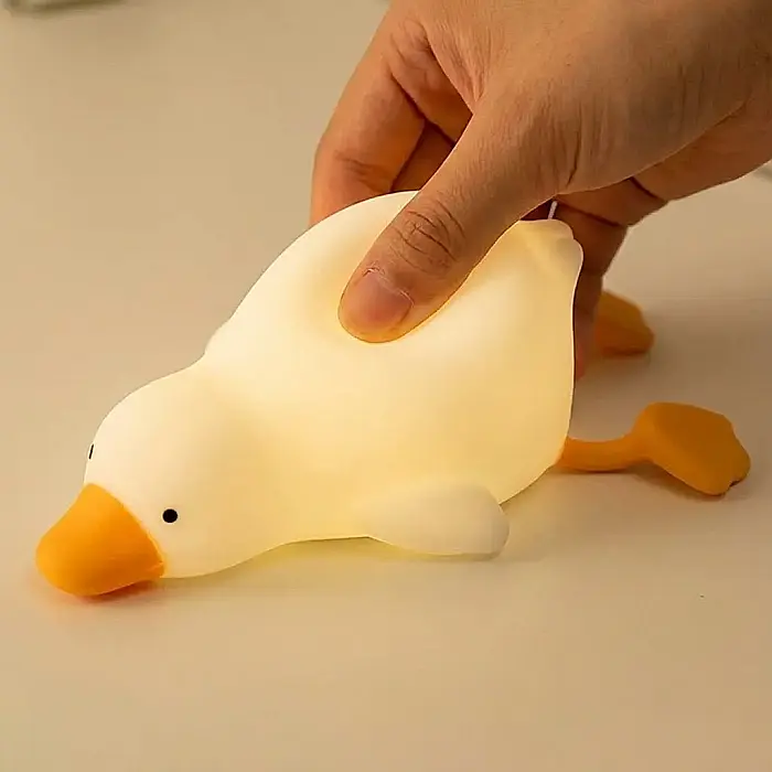Lampă de Noapte pentru Copii Sleepy Duck – Silicon Moale, LED Lumină Caldă și RGB, 3 Niveluri de Luminozitate, Baterie Reîncărcabilă și Design Ergonomic: Companionul Perfect pentru un Somn Liniștit și [3]