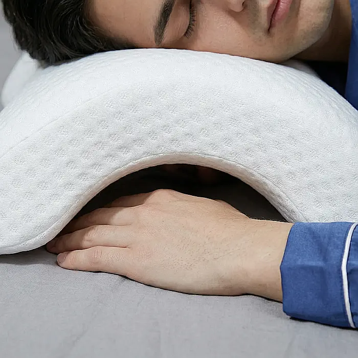 Pernă Ergonomică Arcuită din Spumă cu Memorie – Hipoalergenică, Antibacteriană, Susținere Coloană Cervicală, Relaxare și Odihnă, Dimensiuni 48x29x9 cm, Alb [4]