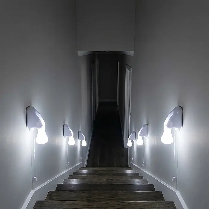 Set 8 Becuri LED Fără Fir – Iluminare Portabilă, Economică și Ușor de Montat, pentru Spații fără Curent, Alb Rece, Alimentare cu Baterii, Ideale pentru Camping și Pene de Curent [3]
