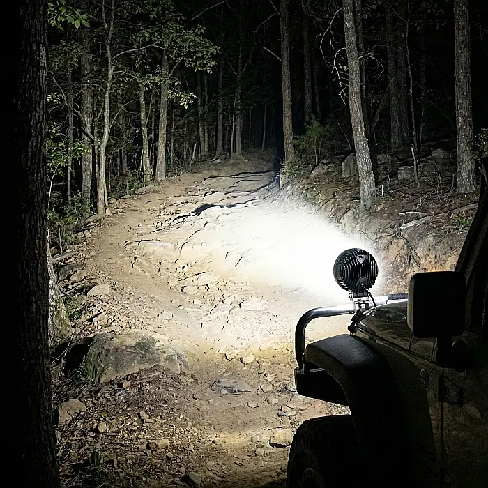 Proiector Auto Offroad Rotund BricoMall BM-42W-OFF – 42W, 14 LED-uri, 3080 Lumeni, IP67, Spot Beam 30°, Compatibil 10–30V, Ideal pentru SUV, ATV și Utilaje [3]