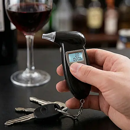 Gadgeturi - Alcooltest Digital Portabil Tip Breloc – Precizie Ridicată, Ecran LCD Iluminat, Senzor Inteligent și 5 Capete de Suflare: Siguranță și Responsabilitate la Îndemâna Oricărui Șofer