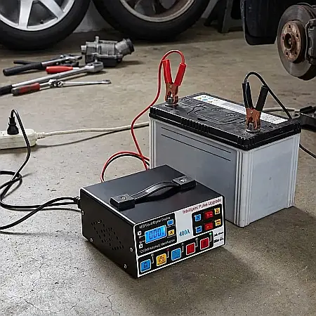 Auto - Încărcător Baterie Auto 12V/24V Factory cu Cleme Tip Crocodil – Redresor Inteligent pentru Autoturisme, Camioane și Motociclete: Putere, Siguranță și Mentenanță Proactivă