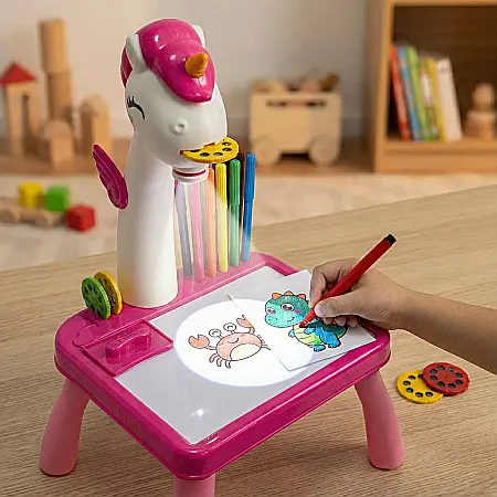 Jucării - Set Proiector de Desen Unicorn pentru Copii – 24 Șabloane, Masă Luxma Alb/Roz, 12 Markere, Plastic Durabil, 31x21x19 cm, Dezvoltă Creativitatea și Îndemânarea
