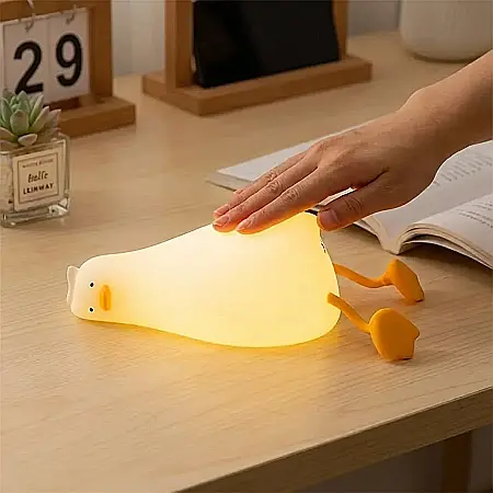 Iluminat - Lampă de Noapte pentru Copii Sleepy Duck – Silicon Moale, LED Lumină Caldă și RGB, 3 Niveluri de Luminozitate, Baterie Reîncărcabilă și Design Ergonomic: Companionul Perfect pentru un Somn Liniștit și