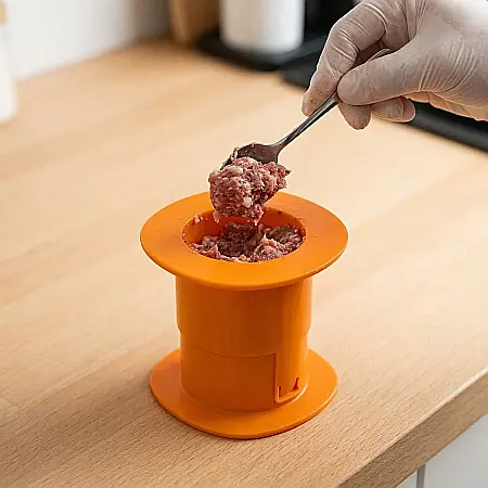 Bucătărie - Dispozitiv pentru Preparat Mici și Cârnați – Presă Manuală pentru 7 Mici Simultan, Design Ergonomic, Ideal pentru Carne Tocată Proaspătă și Grătar Acasă