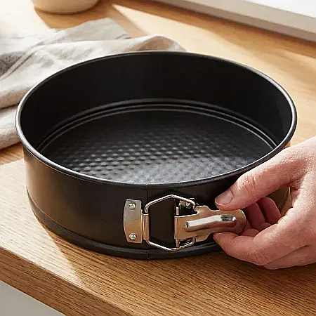 Set 3 Tăvi de Copt cu Bază Detașabilă – Forme Inimă, Rotundă și Pătrată, Înveliș Antiaderent Teflon, Diametre 24/26/28 cm: Deserturi Spectaculoase și Torturi Etajate, Fără Efort și Fără Lipire [1]