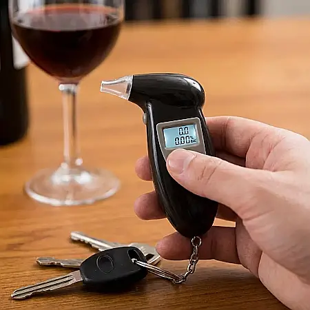 Alcooltest Digital Portabil Tip Breloc – Precizie Ridicată, Ecran LCD Iluminat, Senzor Inteligent și 5 Capete de Suflare: Siguranță și Responsabilitate la Îndemâna Oricărui Șofer [1]