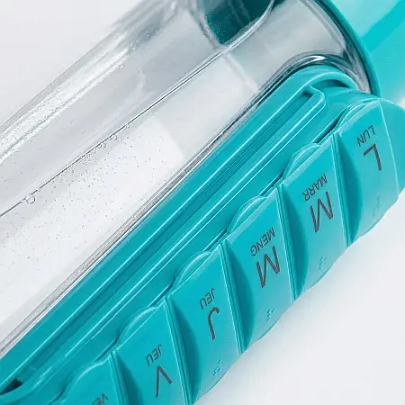 Sticlă de Apă cu Organizator Detașabil pentru Medicamente – 7 Compartimente, 600 ml, Plastic Durabil, Ideală pentru Sportivi și Administrare Zilnică [1]